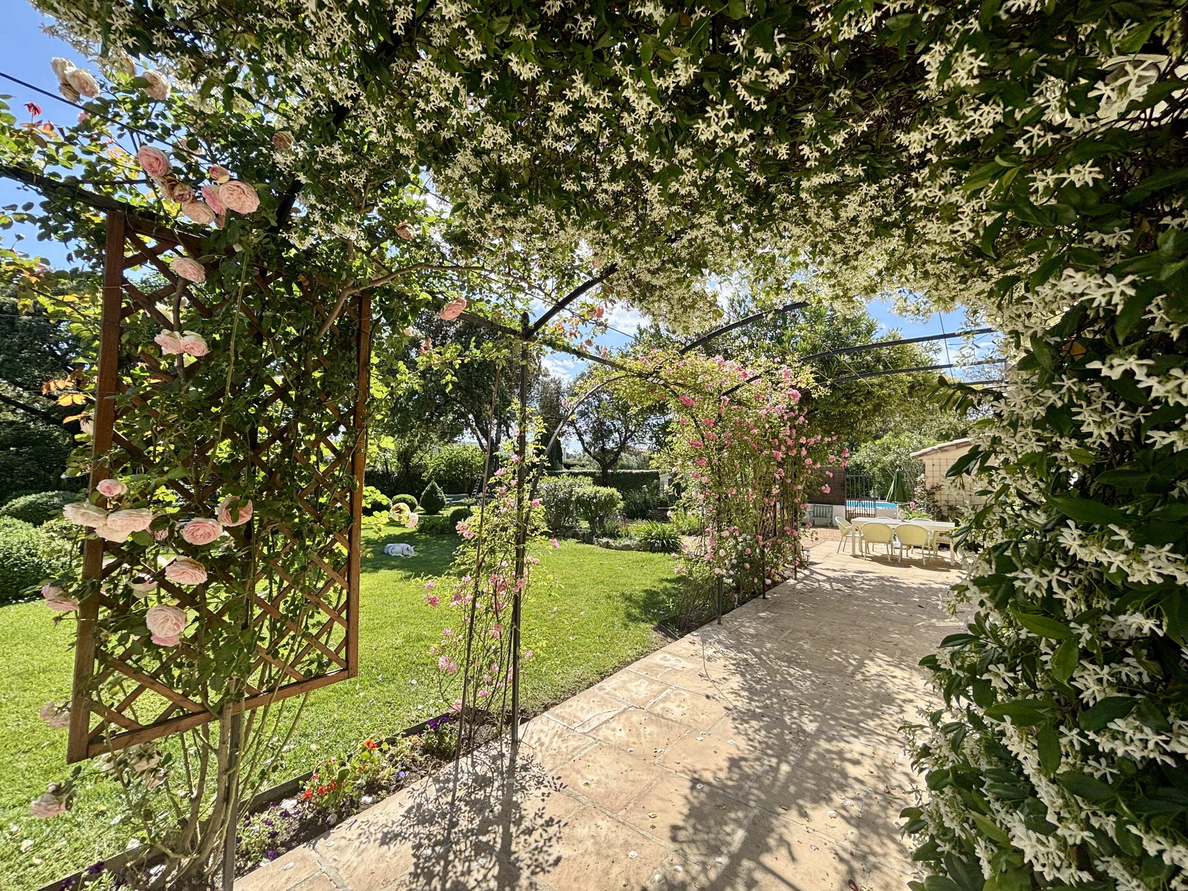 Propriété en France à vendre à Vers-Pont-du-Gard, Gard - €945 000 - photo 