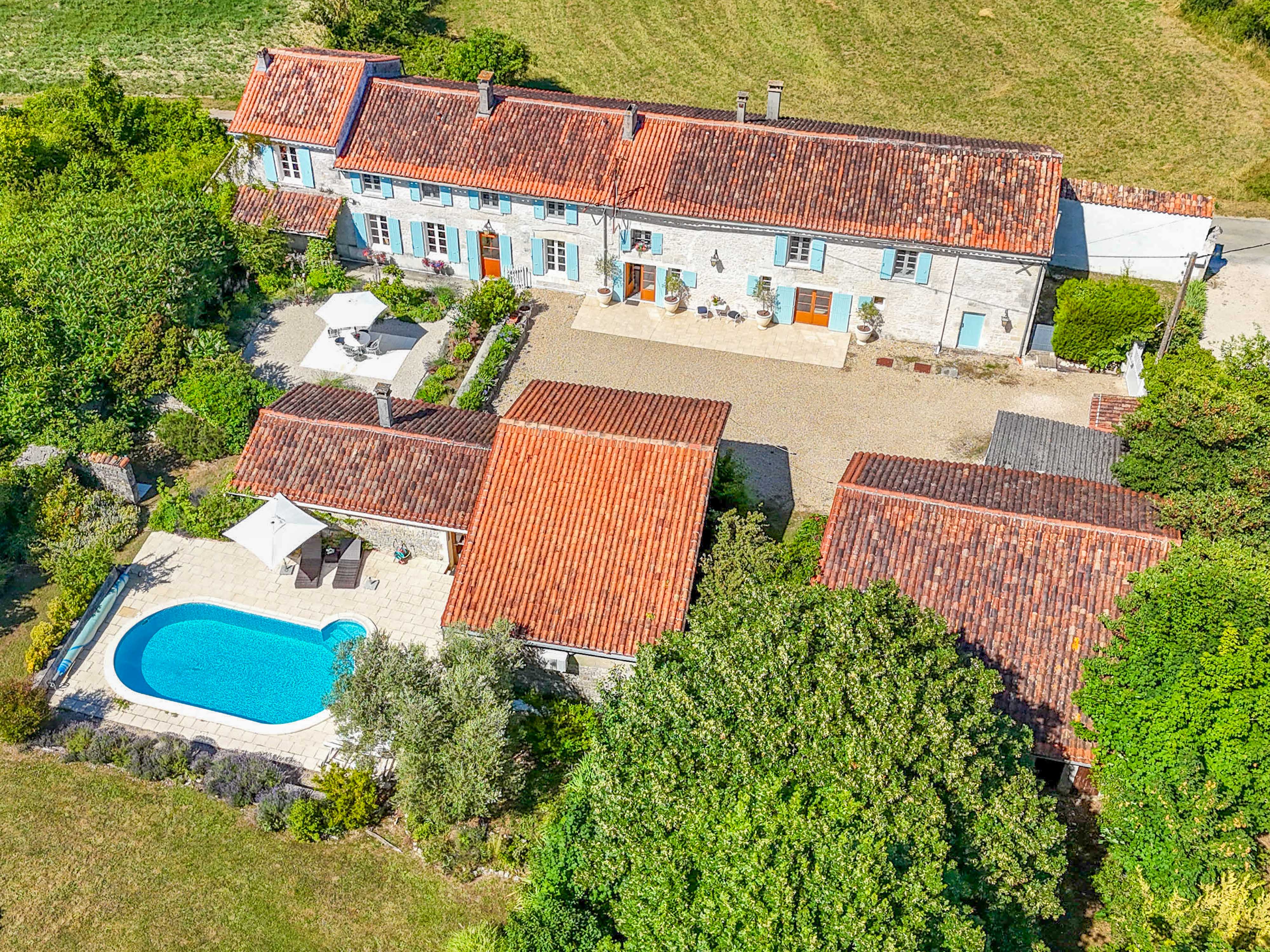 French property for sale in Sonnac, Charente-Maritime - €599,000 - photo 