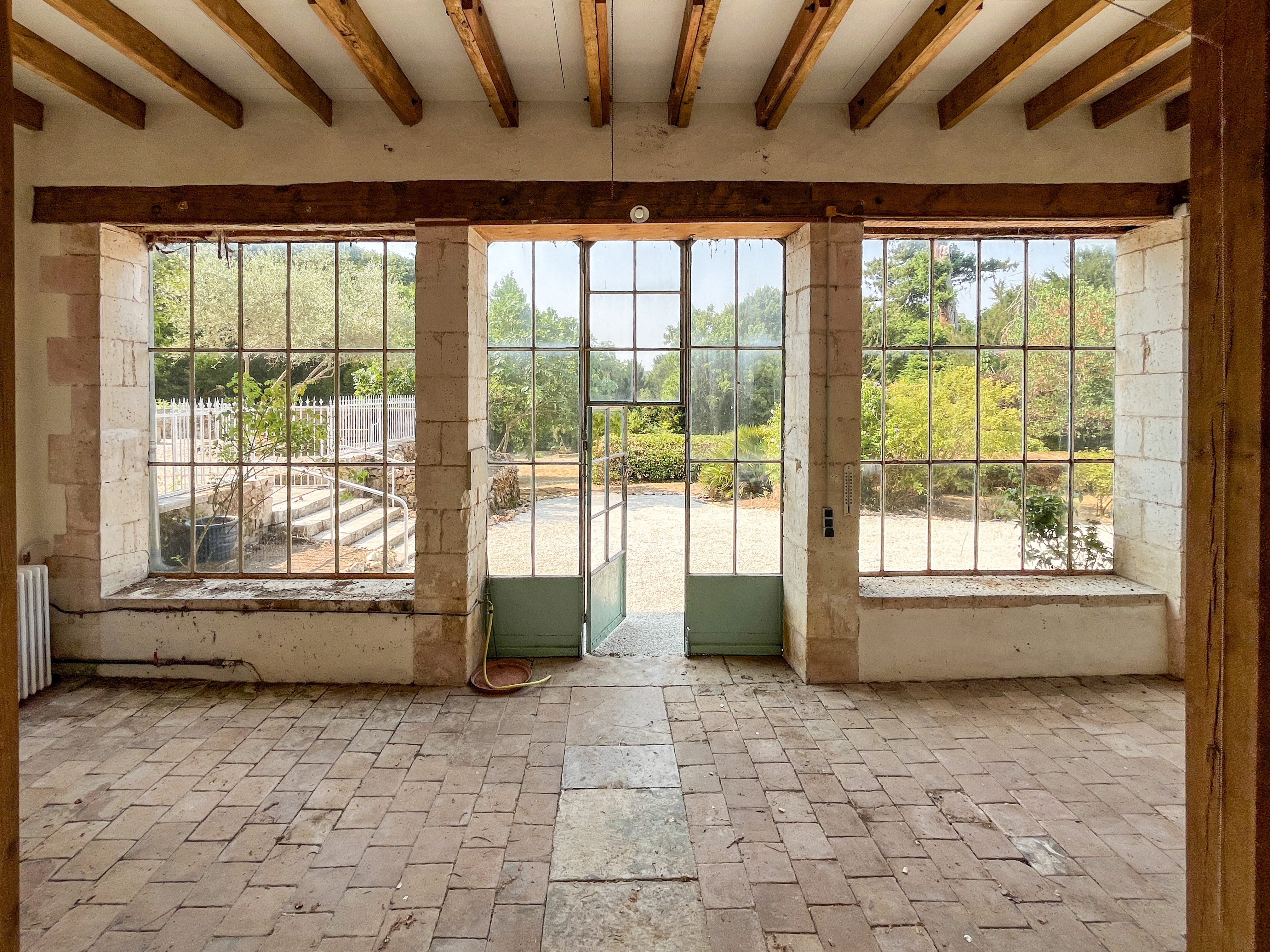 Propriété en France à vendre à Civray, Vienne - €735 000 - photo 