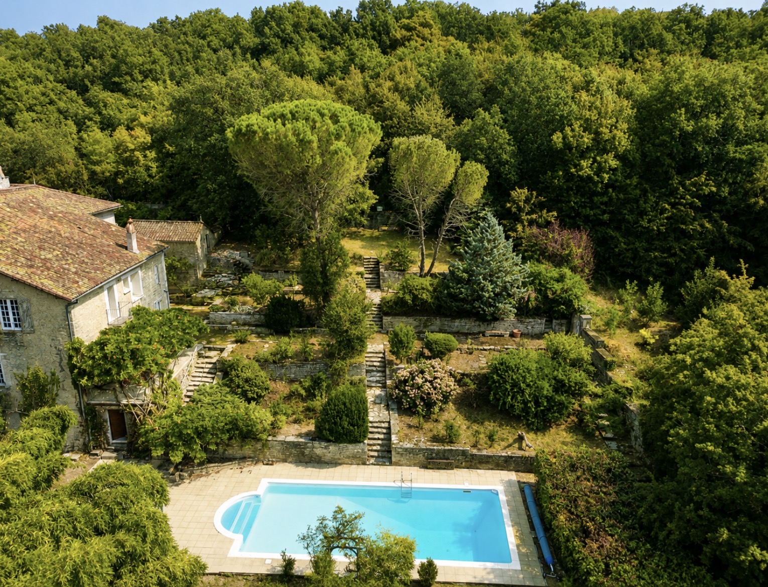 Propriété en France à vendre à Civray, Vienne - €735 000 - photo 