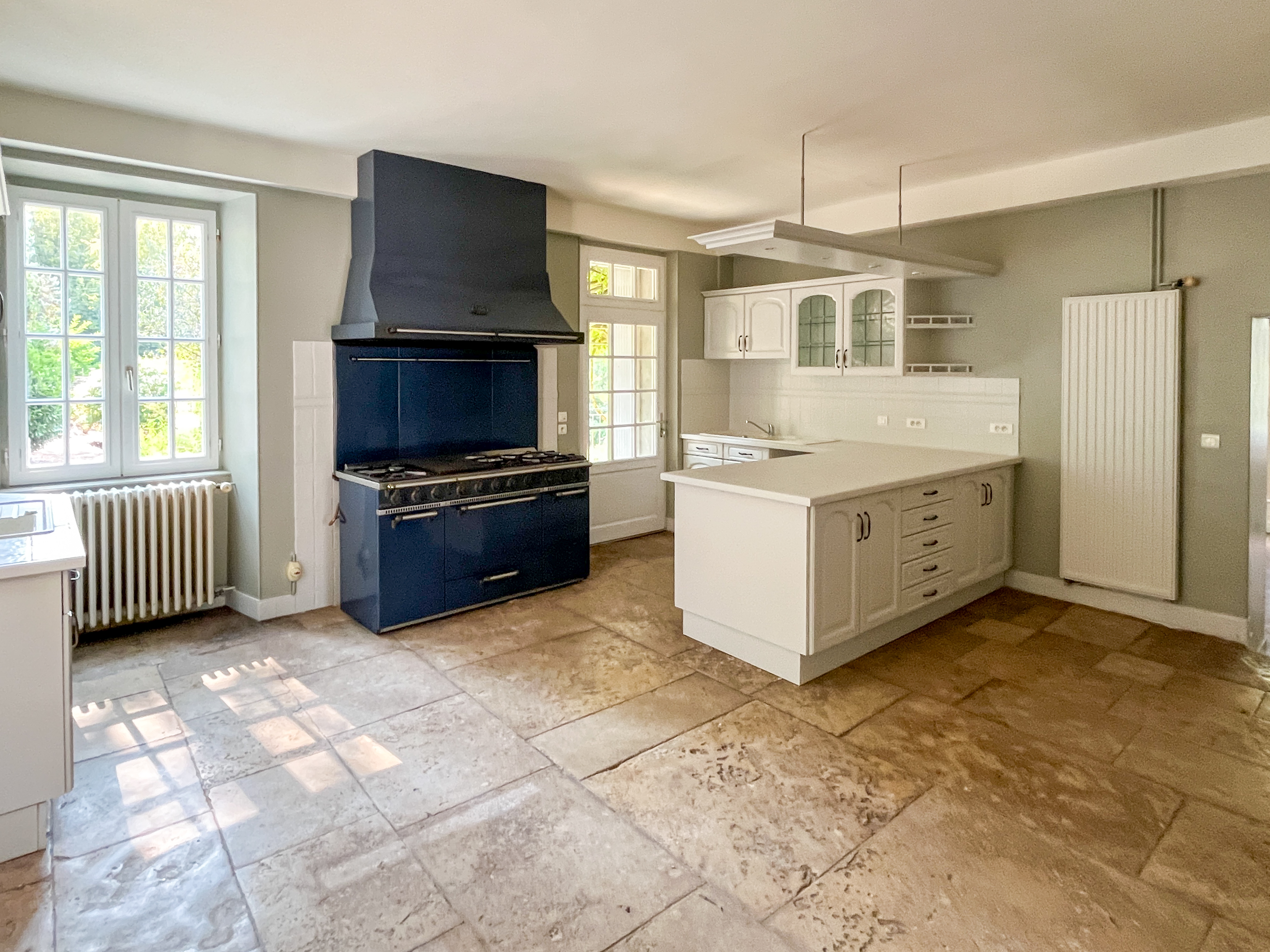 Propriété en France à vendre à Civray, Vienne - €735 000 - photo 