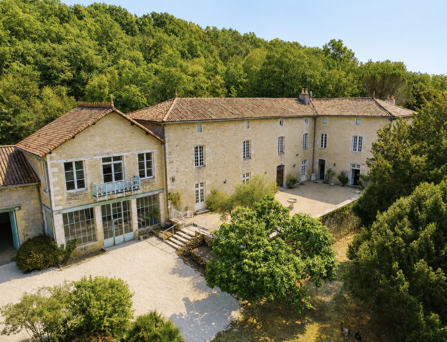 Propriété en France à vendre à Civray, Vienne - €735 000 - photo 