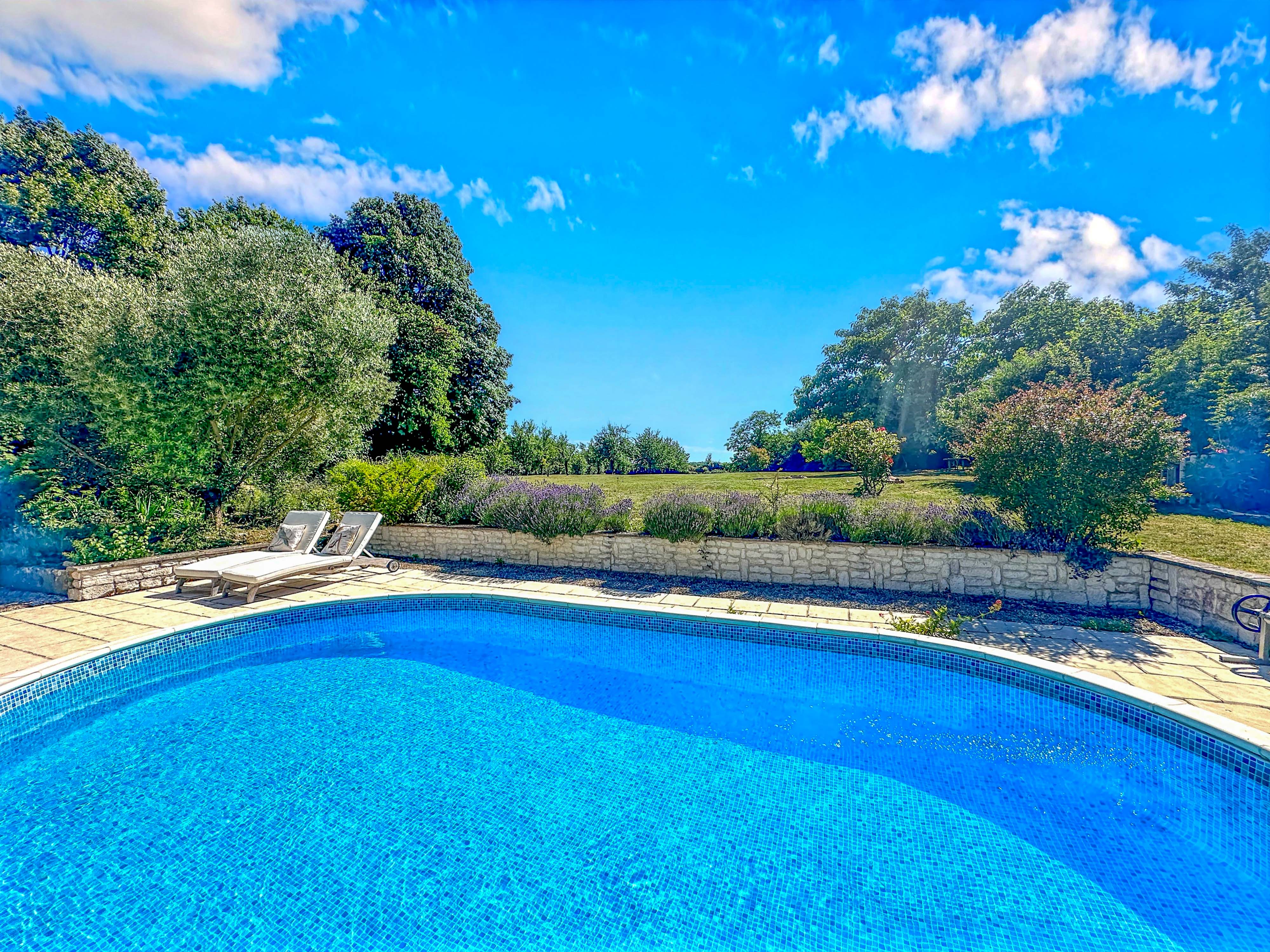 French property for sale in Sonnac, Charente-Maritime - €599,000 - photo 