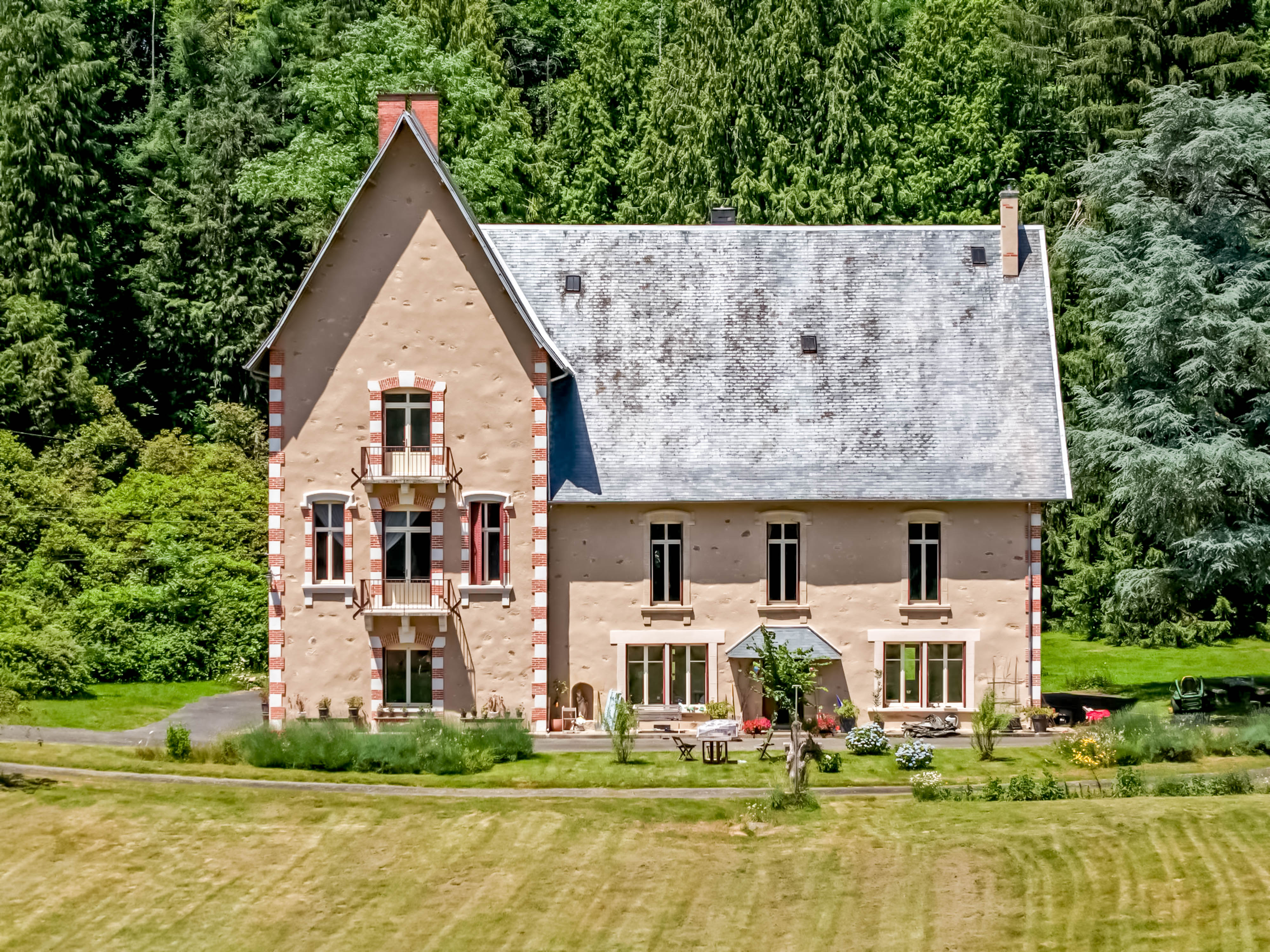 Propriété en France à vendre à Condat-sur-Ganaveix, Corrèze - €649 990 - photo 
