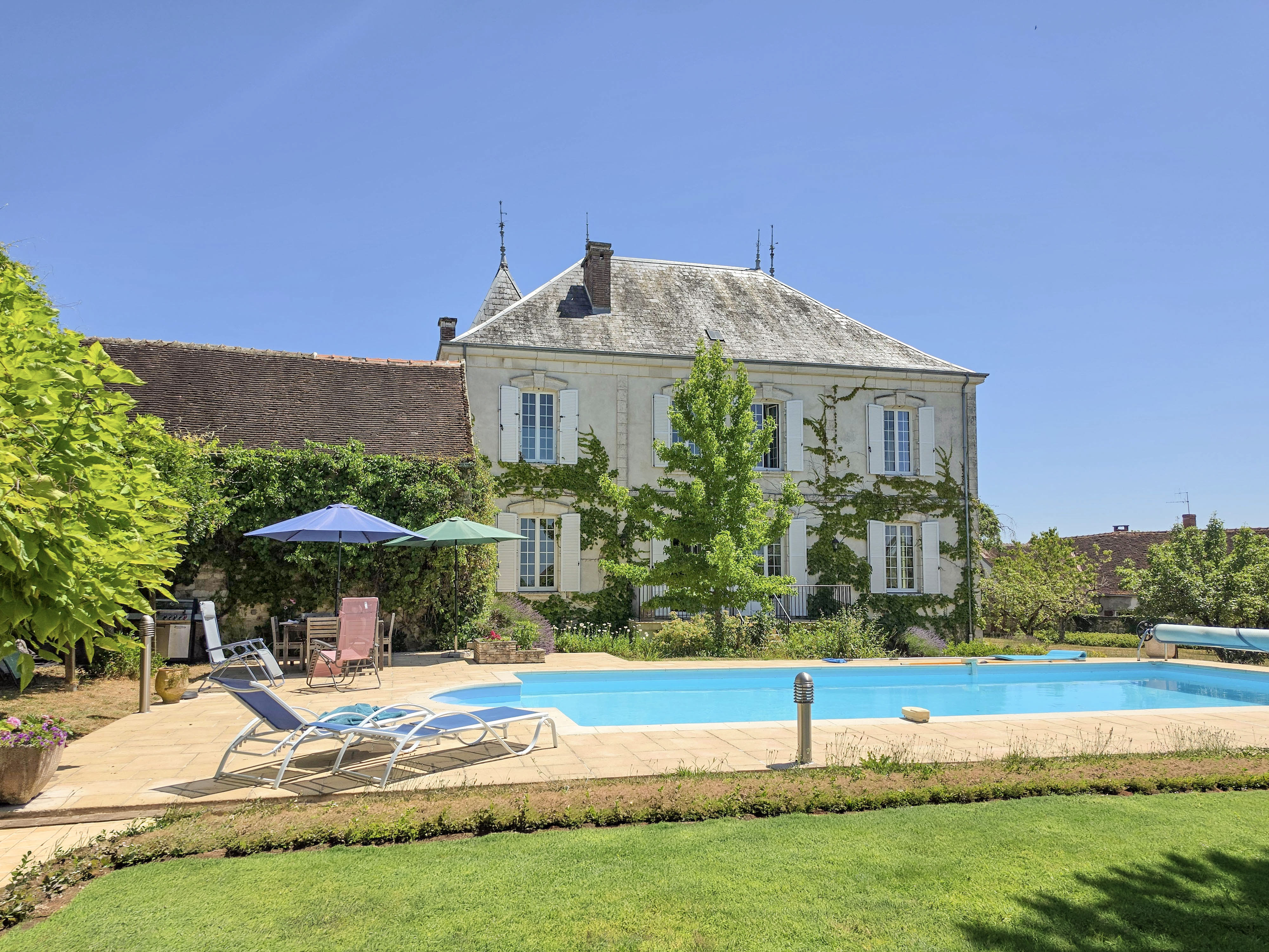 French property for sale in Flogny-la-Chapelle, Yonne - €649,999 - photo 
