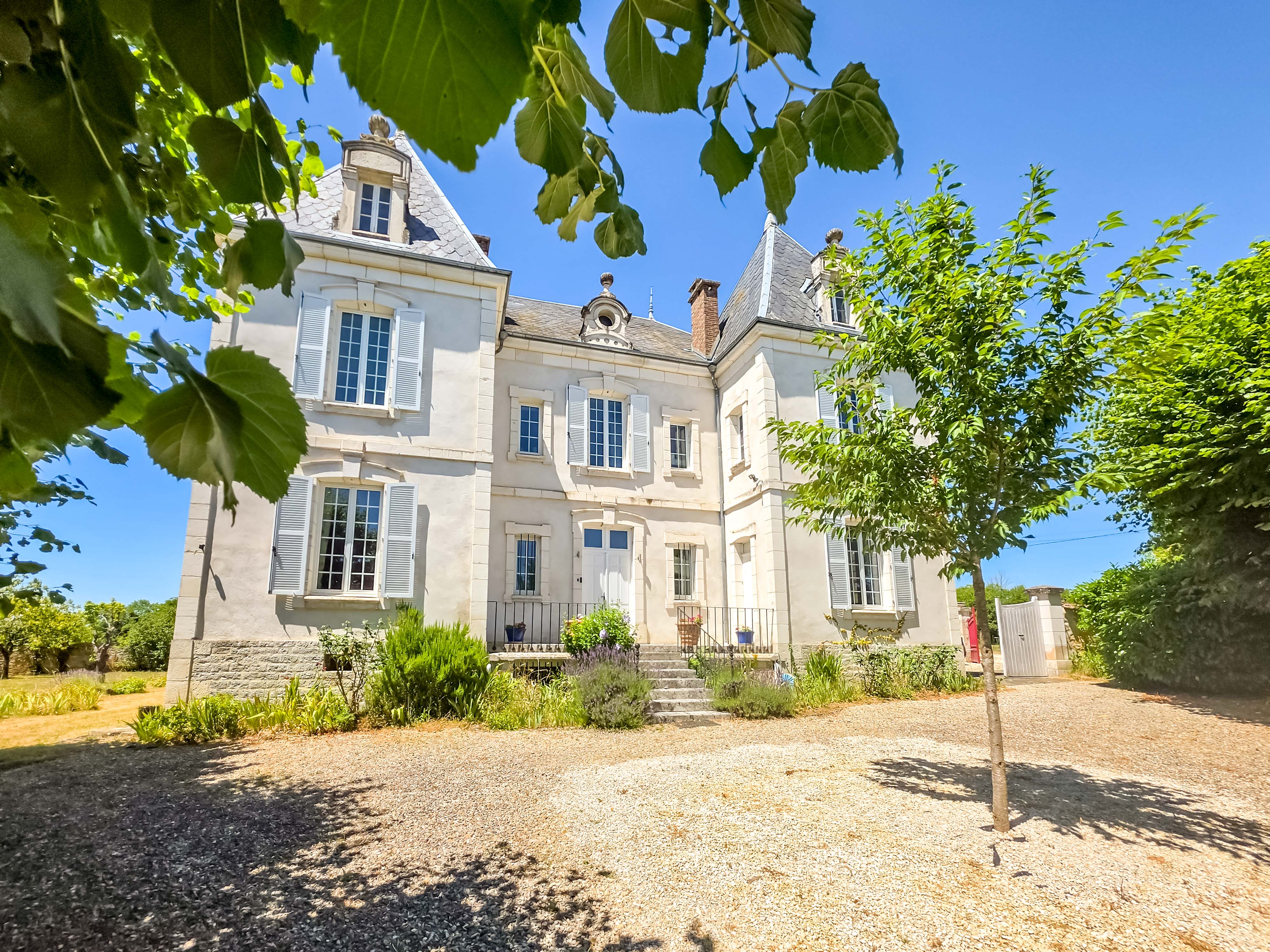 French property for sale in Flogny-la-Chapelle, Yonne - €649,999 - photo 