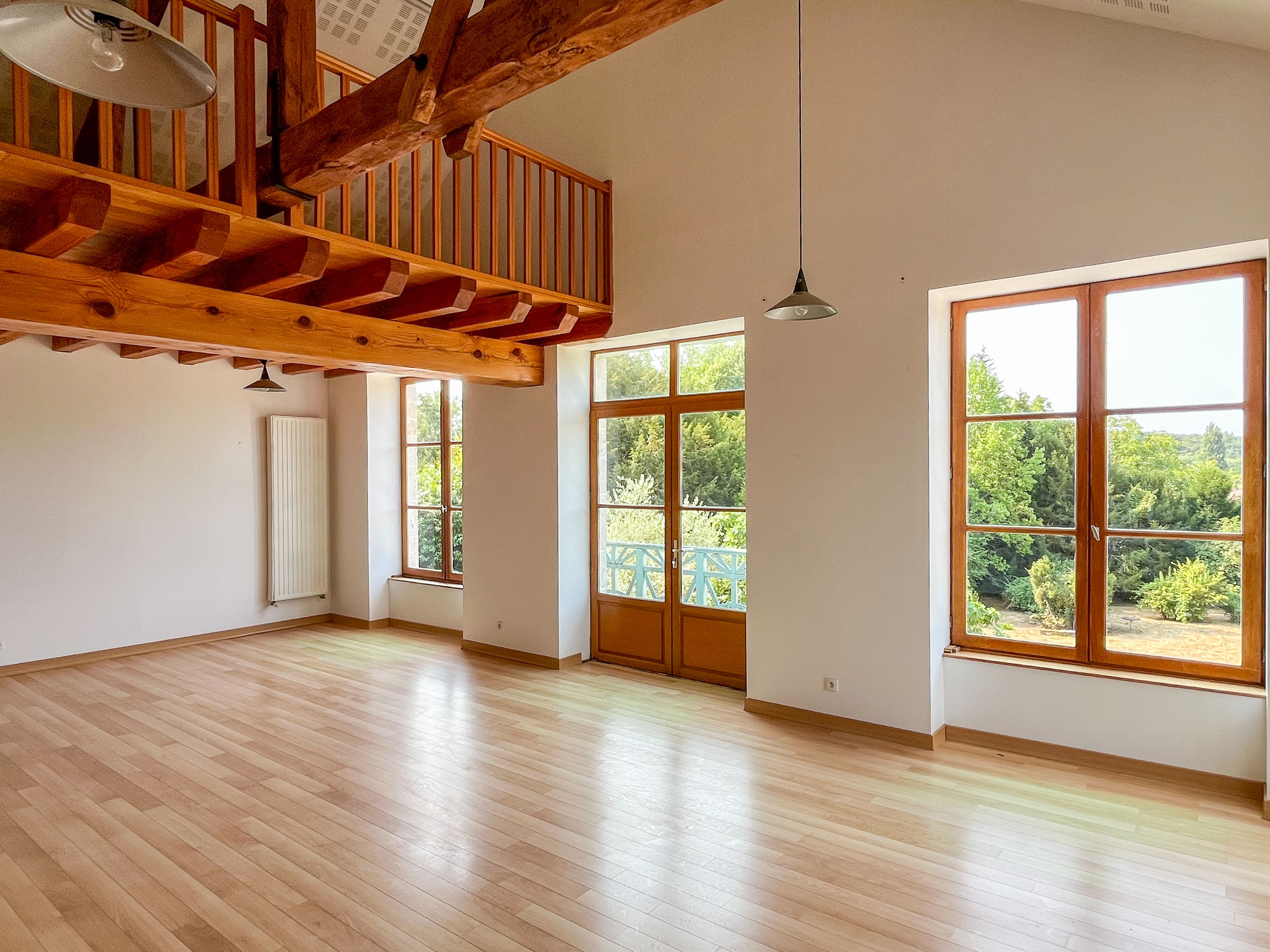 Propriété en France à vendre à Civray, Vienne - €735 000 - photo 