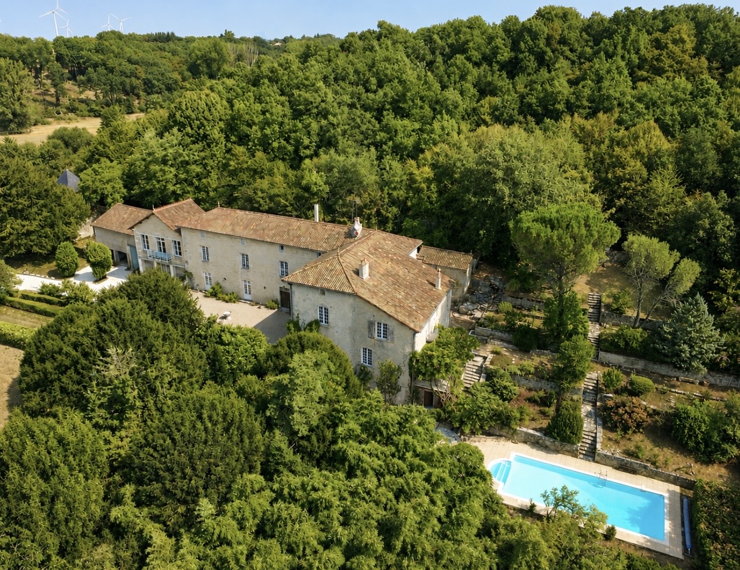 Propriété en France à vendre à Civray, Vienne - €735 000 - photo 