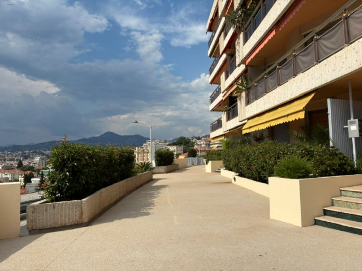 French property for sale in Nice, Alpes-Maritimes - €975,000 - photo 