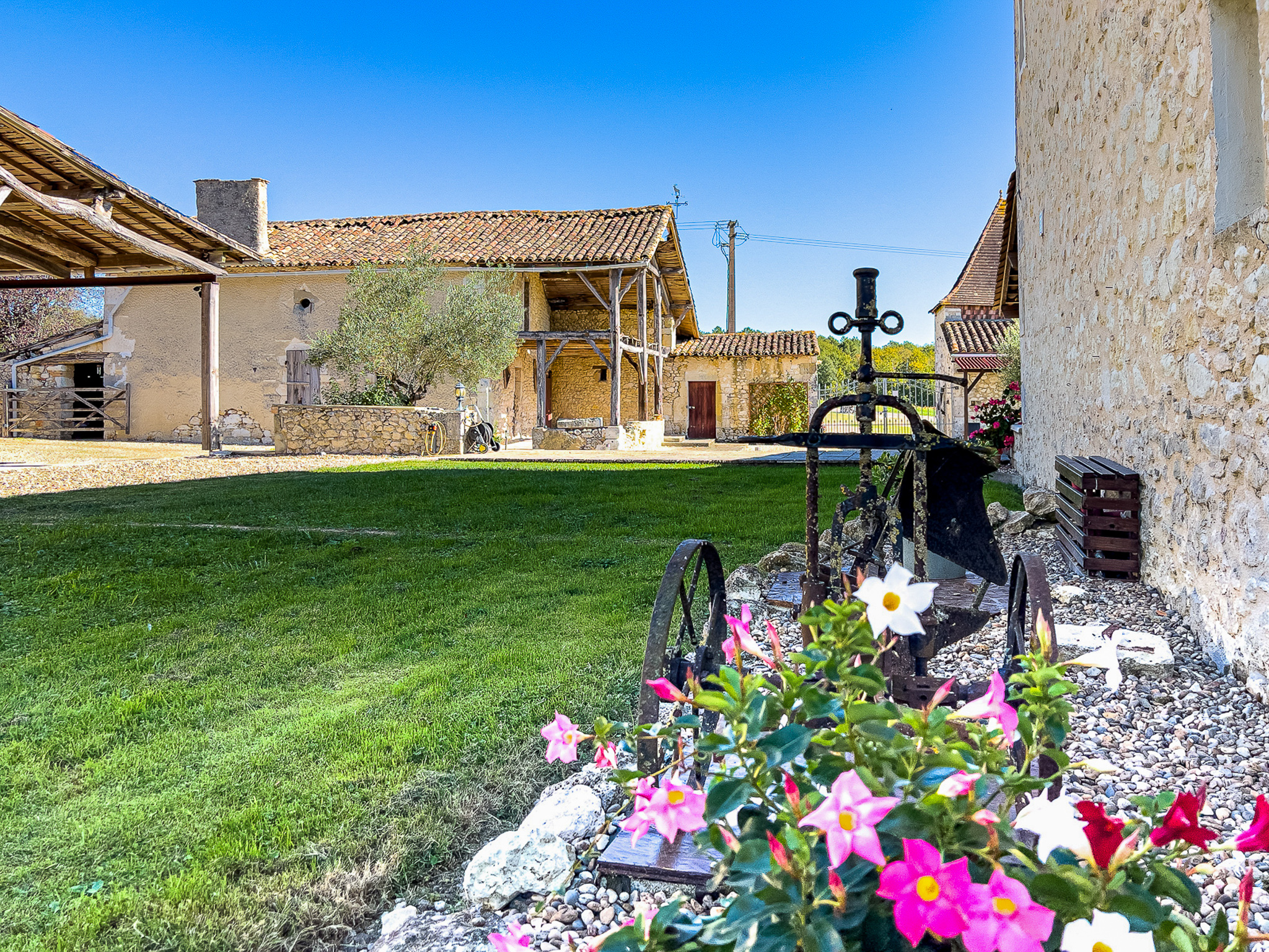 French property for sale in Duras, Lot-et-Garonne - €595,000 - photo 