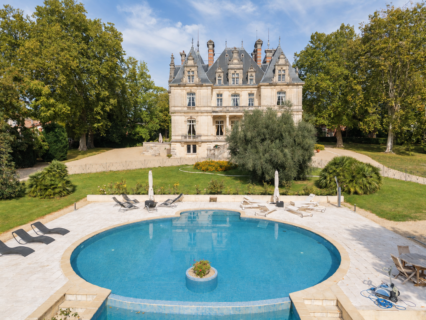 French property for sale in Jarnac, Charente - €3,286,000 - photo 
