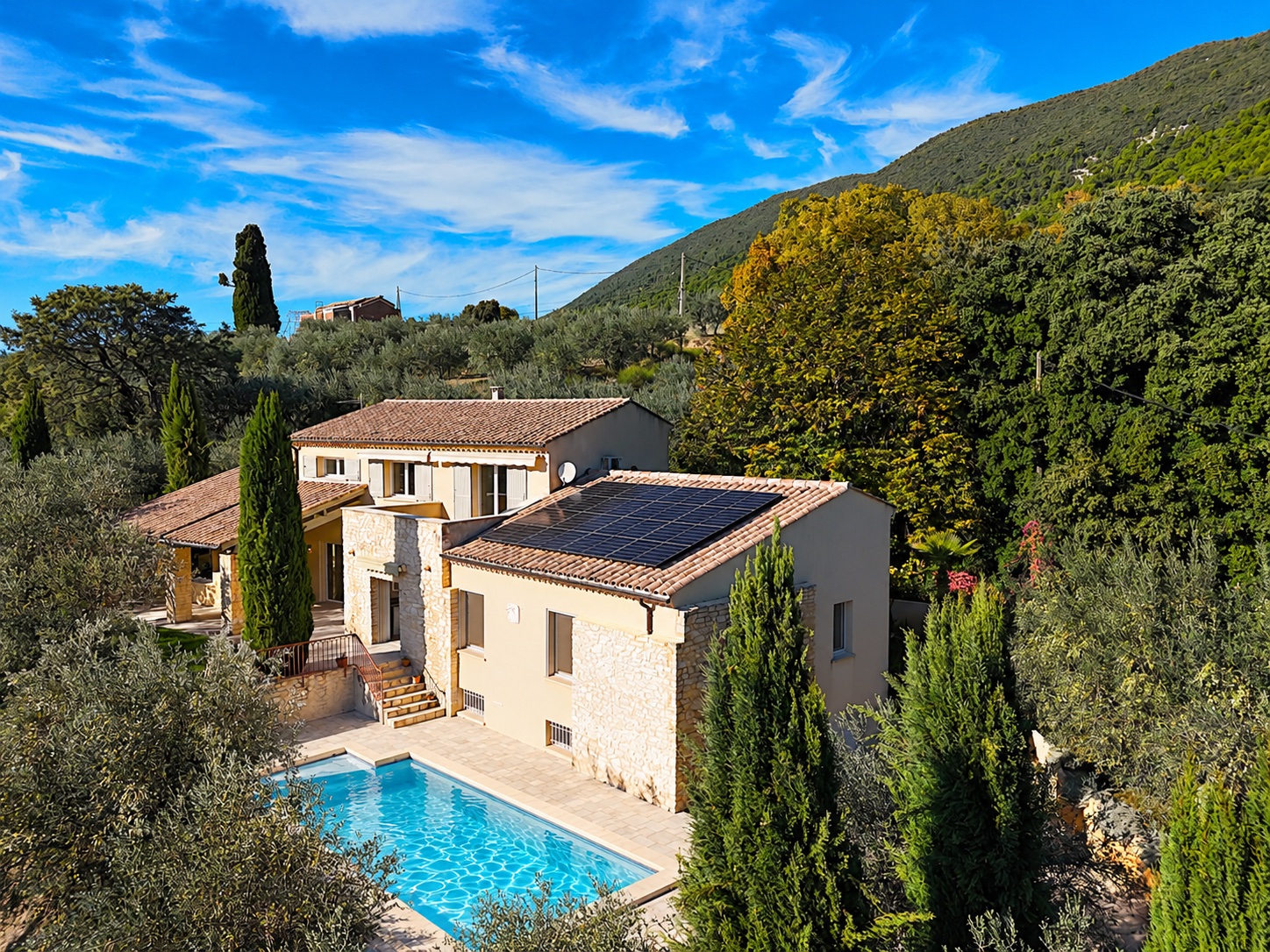 Propriété en France à vendre à Nyons, Drôme - €890 000 - photo 