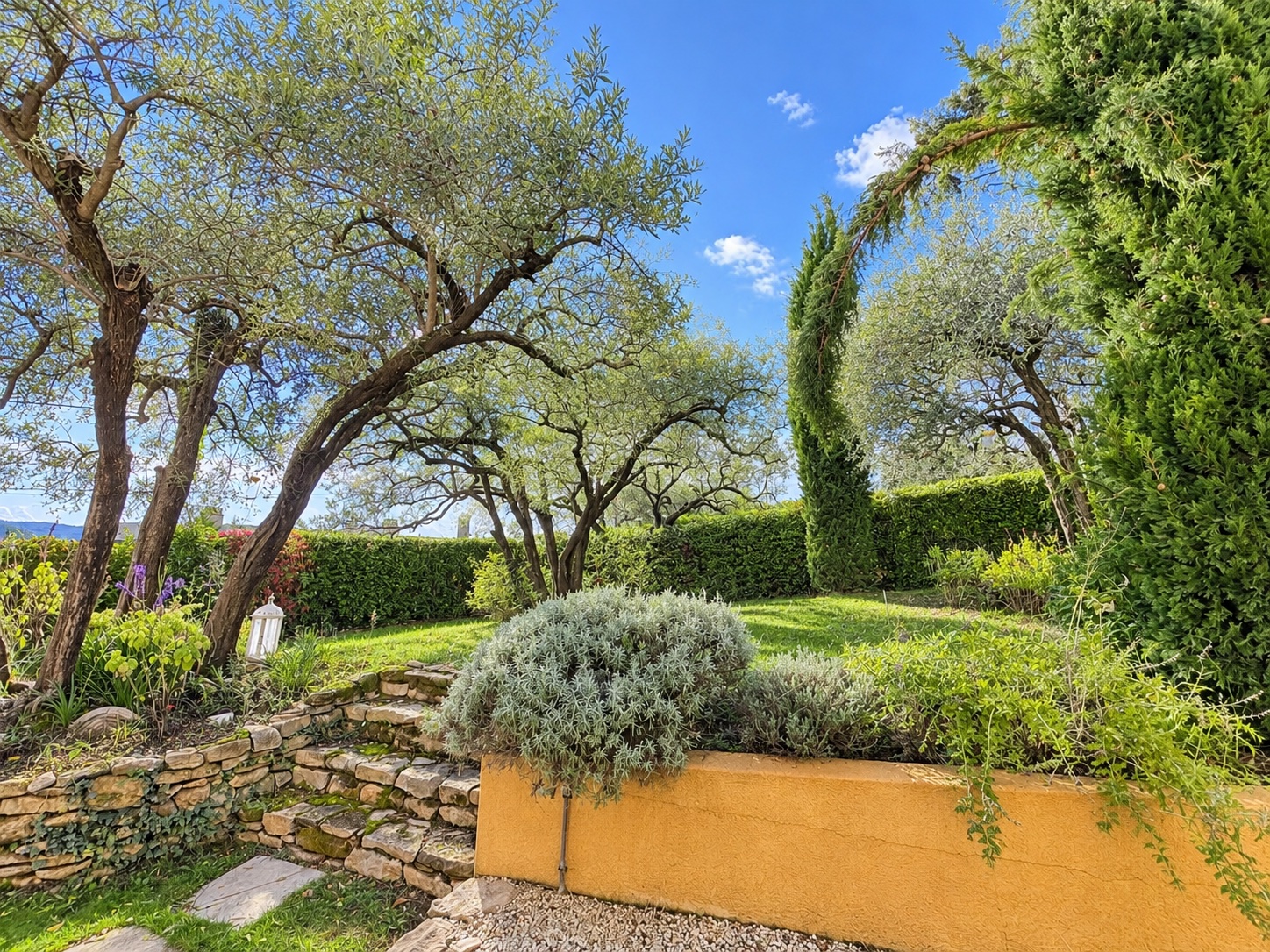Propriété en France à vendre à Nyons, Drôme - €890 000 - photo 