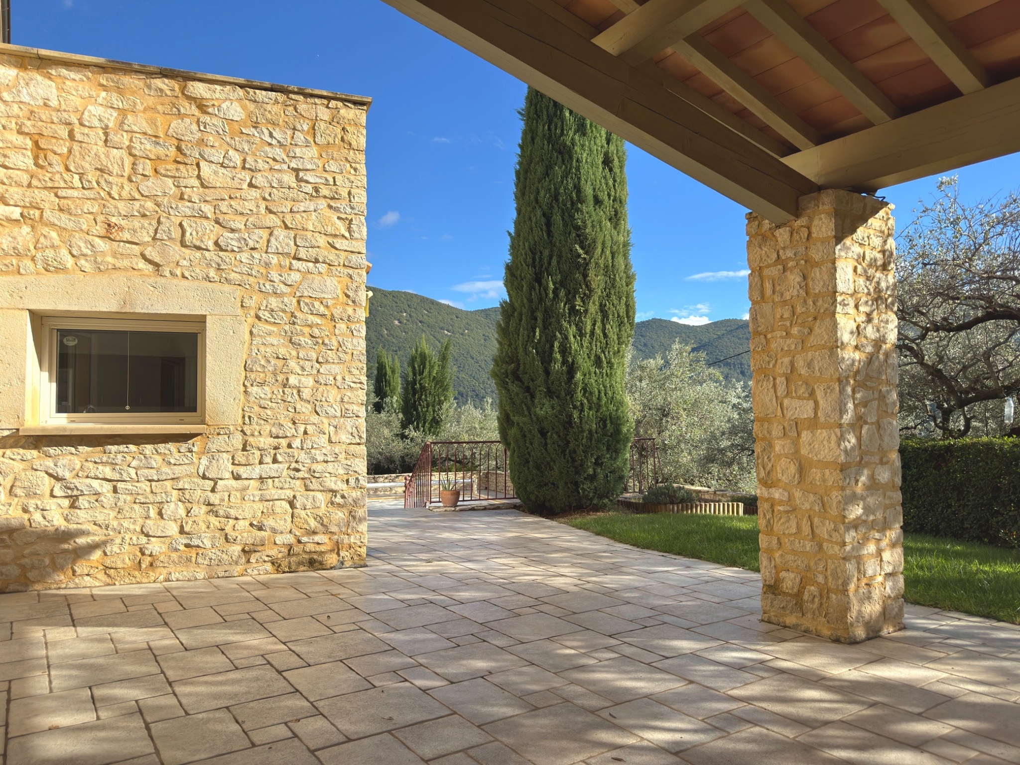 Propriété en France à vendre à Nyons, Drôme - €890 000 - photo 