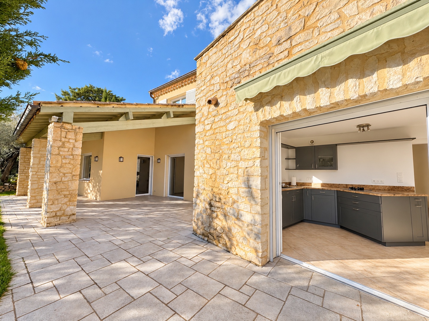 Propriété en France à vendre à Nyons, Drôme - €890 000 - photo 