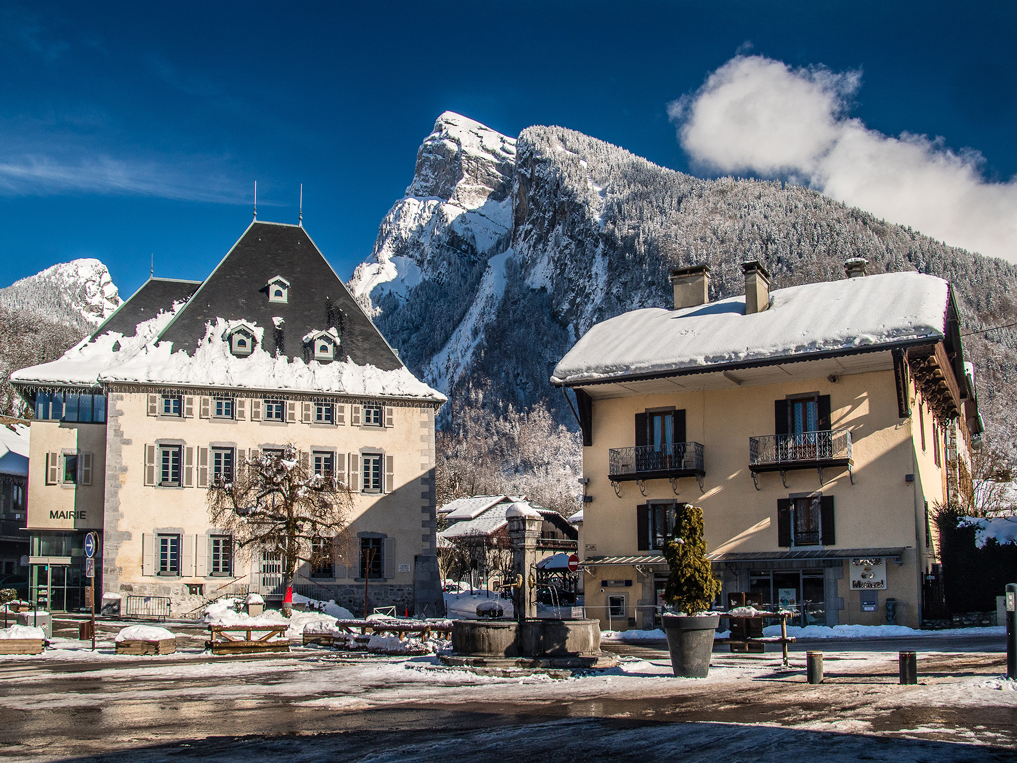 French property for sale in Samoëns, Haute-Savoie - €1,800,000 - photo 